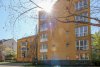 Sofort bezugsfrei - Helle 2-Raum-Wohnung mit Blick auf See - Erdgeschoss, Küche, Balkon, Stellplatz - Vorderseite Haus